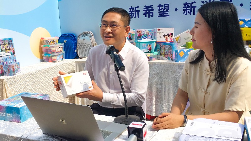石碣镇长莅临“乐购石碣”为尊龙凯时带货